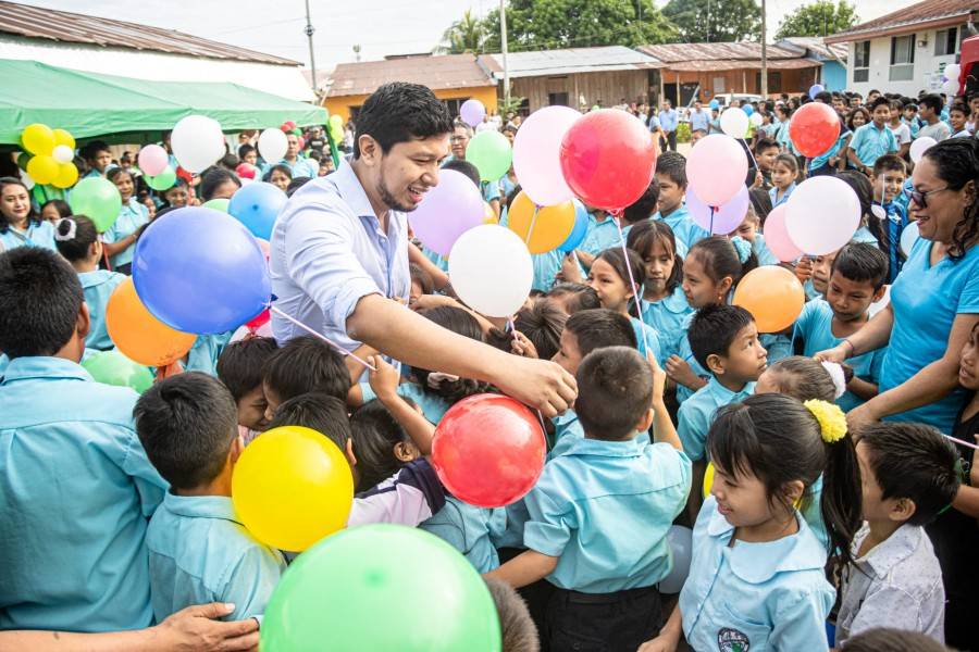 ALCALDE CELEBR&Oacute; D&Iacute;A DEL NI&Ntilde;O PERUANO JUNTO A LOS ALUMNOS DEL I.E.P LA INMACULADA