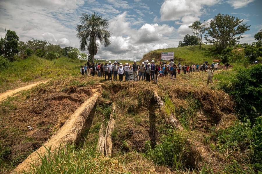 ALCALDE COLOC&Oacute; PRIMERA PIEDRA DE PUENTE CHOROYACU
