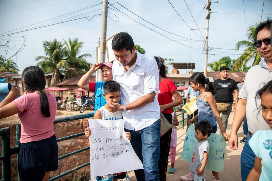ALCALDE CUMPLE SU COMPROMISO: ENTREGA DE CASAS A DAMNIFICADOS POR INCENDIO EN ASENTAMIENTOS DE ALTO AMAZONAS