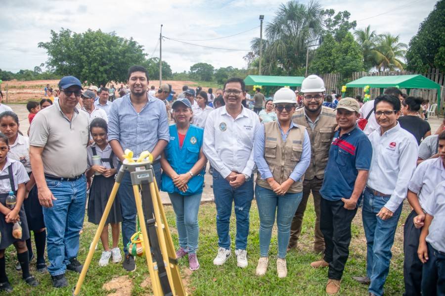 &iexcl;ALCALDE DA INICIO A LA CONSTRUCCI&Oacute;N DE LA OBRA DE LOSA DEPORTIVA EN KM.40!