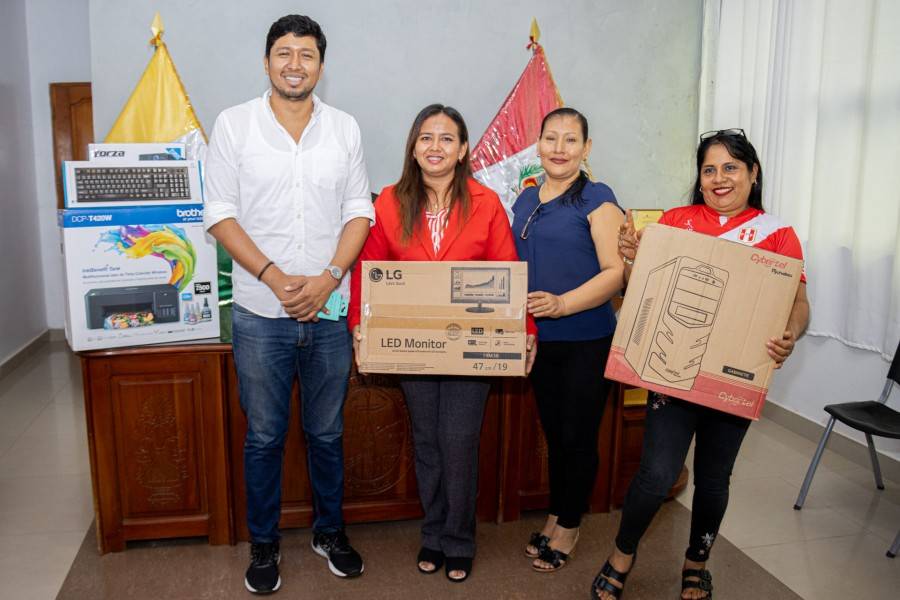 ALCALDE ENTREGA BIENES A JARDINES