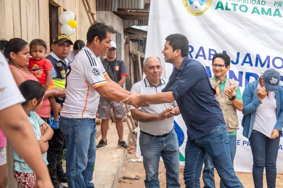 ALCALDE ENTREGA CASAS A DAMNIFICADOS POR INCENDIO