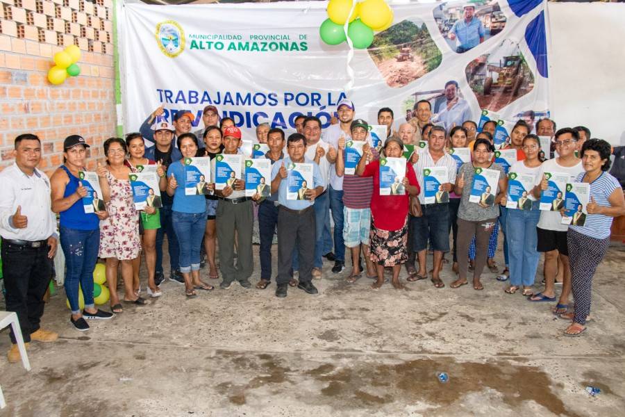 ALCALDE ENTREG&Oacute; 55 T&Iacute;TULOS DE PROPIEDAD EN PAMPA HERMOSA