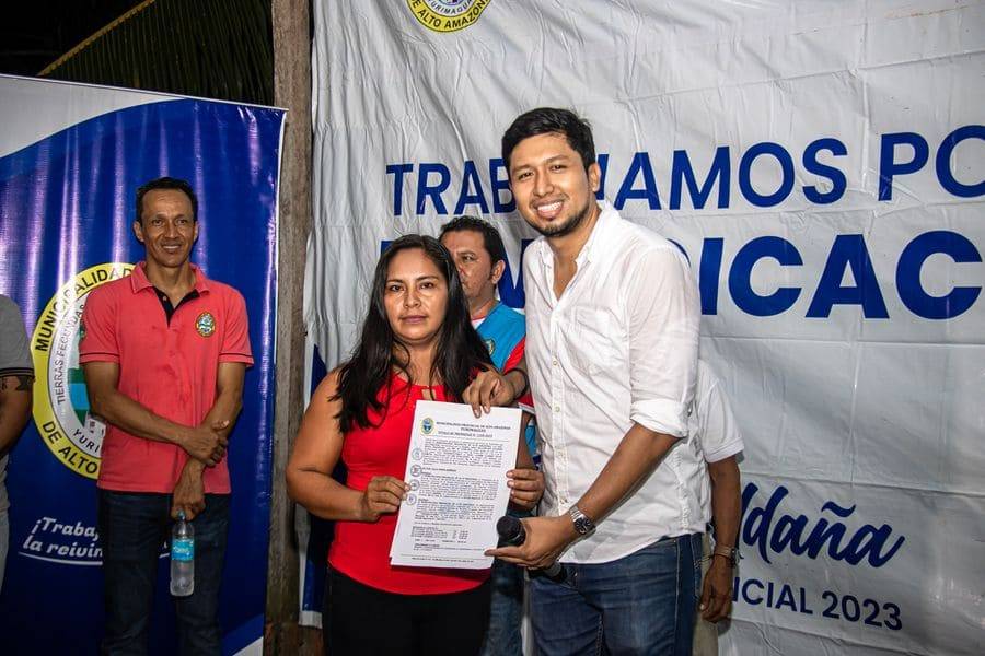 ALCALDE ENTREG&Oacute; 71 T&Iacute;TULOS DE PROPIEDAD EN A.H. LA COLMENA