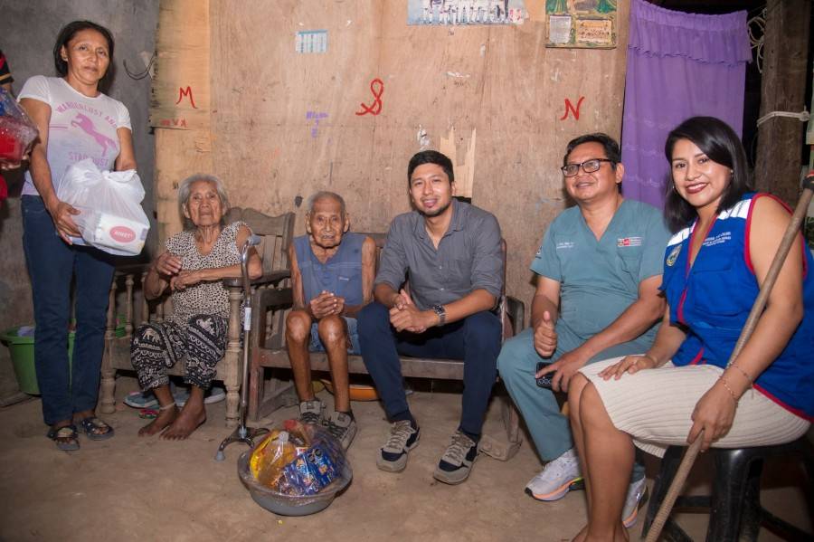 ALCALDE ENTREG&Oacute; BIENES A 02 FAMILIAS VULNERABLES