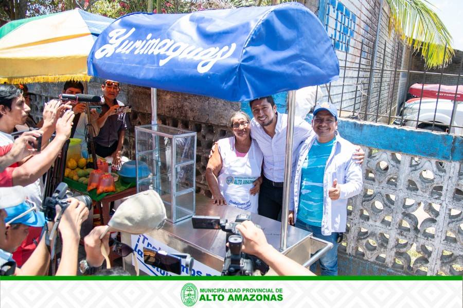 ALCALDE ENTREG&Oacute; CARRITOS MULTIUSOS A VENDEDORAS