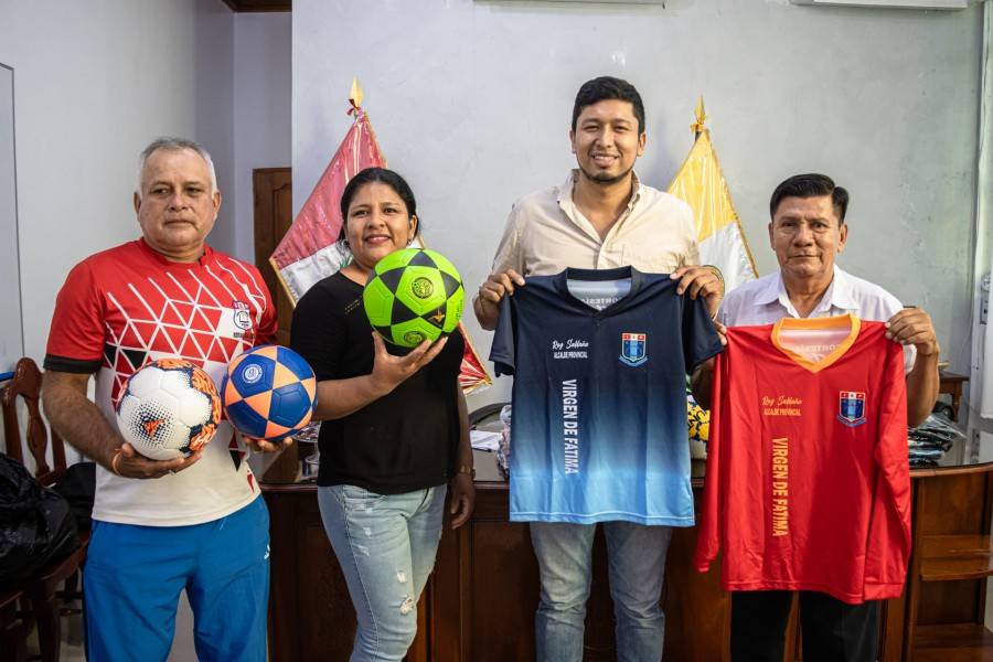 ALCALDE ENTREG&Oacute; IMPLEMENTOS DEPORTIVOS A I.E.P. VIRGEN DE F&Aacute;TIMA