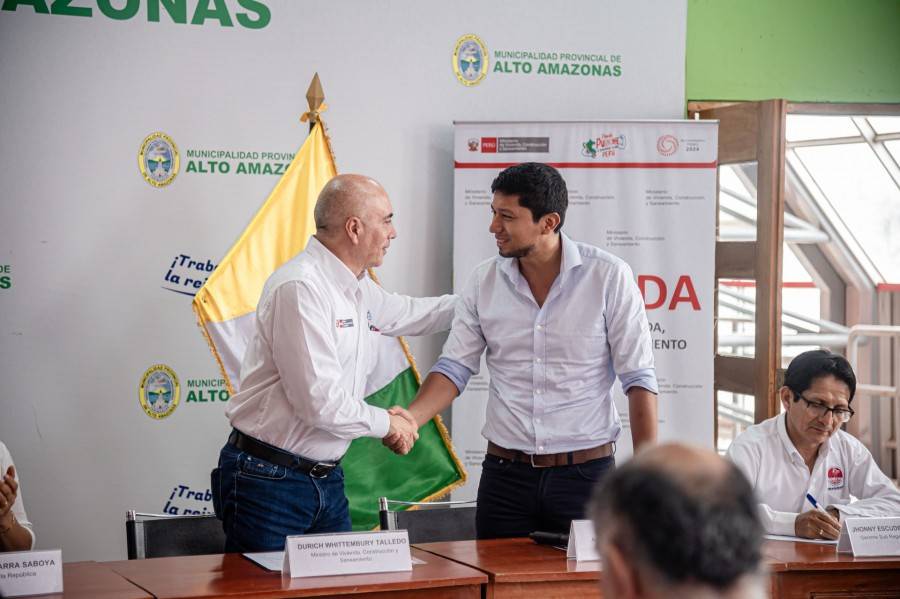 ALCALDE ENTREG&Oacute; LISTA DE PROYECTOS A MINISTRO DE VIVIENDA