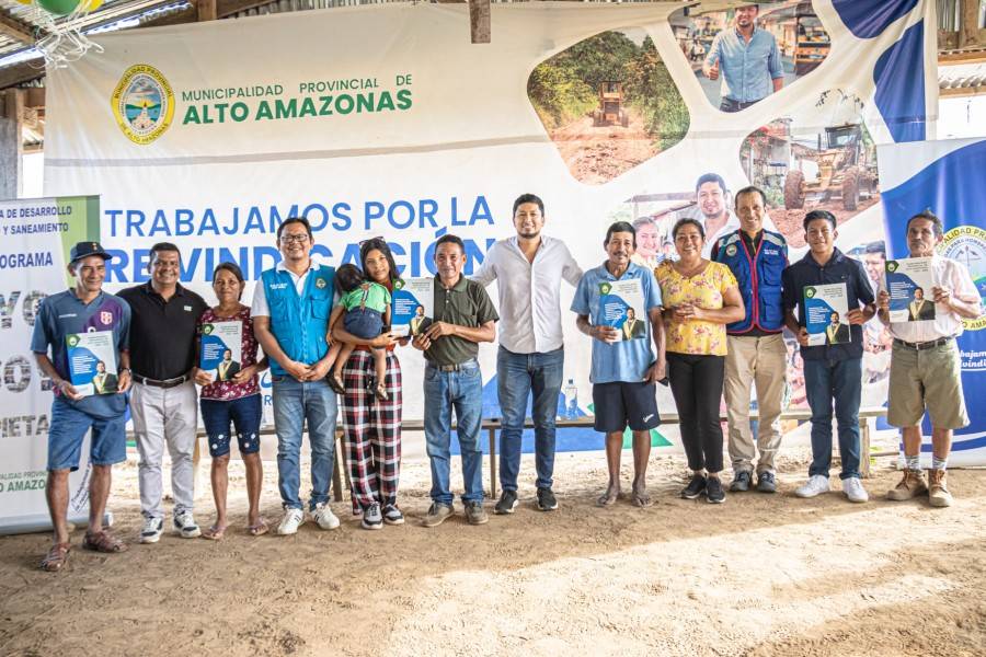 ALCALDE ENTREG&Oacute; M&Aacute;S DE 80 T&Iacute;TULOS DE PROPIEDAD EN A.H. INDEPENDENCIA DE MUNICHIS