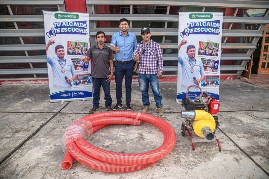 ALCALDE ENTREG&Oacute; MOTOBOMBA A CASER&Iacute;O AGUAS BLANCAS