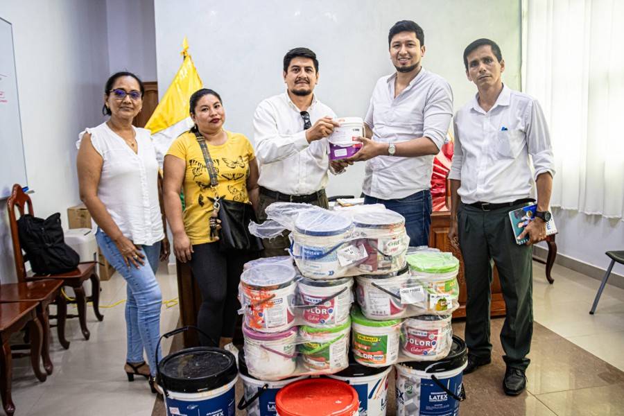 ALCALDE ENTREG&Oacute; PINTURA A COLEGIO MARCELINA L&Oacute;PEZ ROJAS