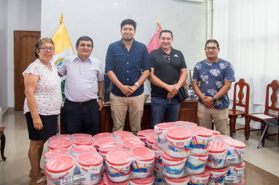 ALCALDE ENTREG&Oacute; PINTURA L&Aacute;TEX A COLEGIO JAUREGUI