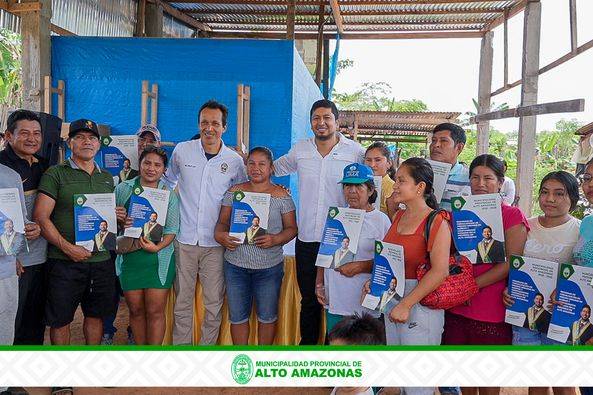 ALCALDE ENTREGO T&Iacute;TULOS DE PROPIEDAD EN AA.HH. LA PRIMAVERA
