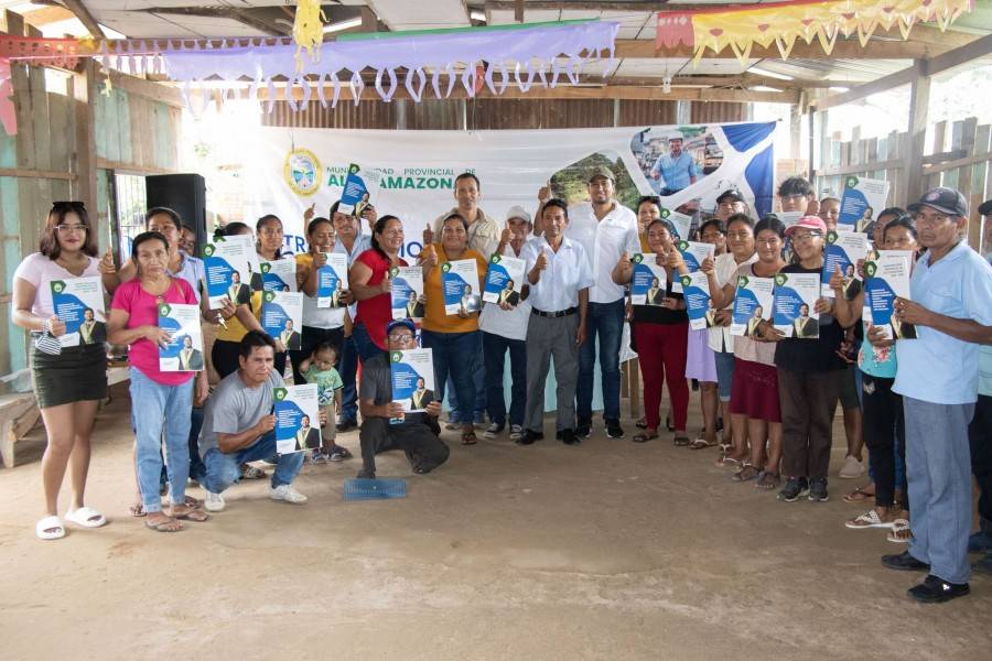 ALCALDE ENTREG&Oacute; T&Iacute;TULOS DE PROPIEDAD EN BARRIO SANTA ROSA - MUNICHIS