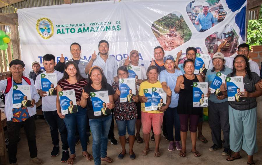 ALCALDE ENTREG&Oacute; T&Iacute;TULOS DE PROPIEDAD EN CASER&Iacute;O LA UNI&Oacute;N DEL VALLE DEL ZAPOTE