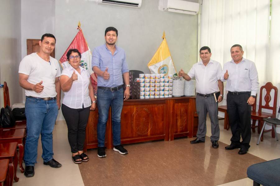 ALCALDE ENTREG&Oacute; UTENSILIOS DE COCINA A COLEGIO EX - 1508