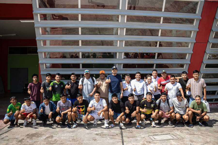 ALCALDE ENTREG&Oacute; V&Iacute;VERES A EQUIPOS DE F&Uacute;TBOL DE DISTRITOS