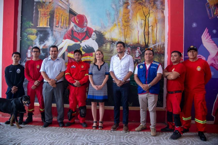 ALCALDE JUNTO A CONGRESISTA MARICARMEN ALVA VISITAN COMPA&Ntilde;&Iacute;A DE BOMBEROS