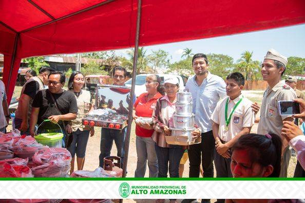ALCALDE PARTICIPA DE ENTREGA DE &Uacute;TILES DE COCINA A DAMNIFICADOS POR INCENDIO