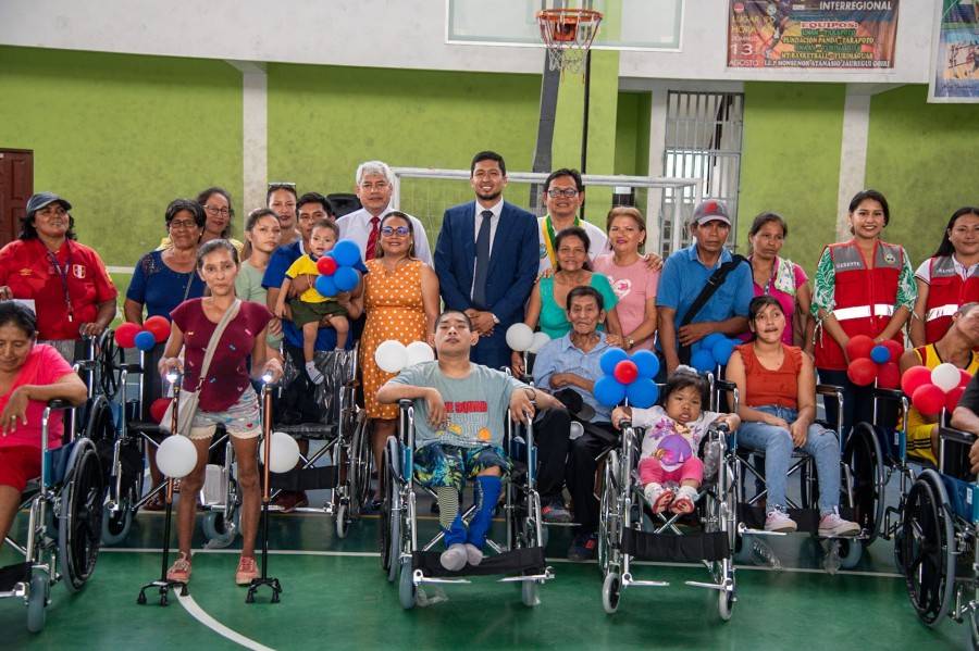 ALCALDE REALIZ&Oacute; DONACI&Oacute;N DE SILLA DE RUEDAS A PERSONAS CON DISCAPACIDAD