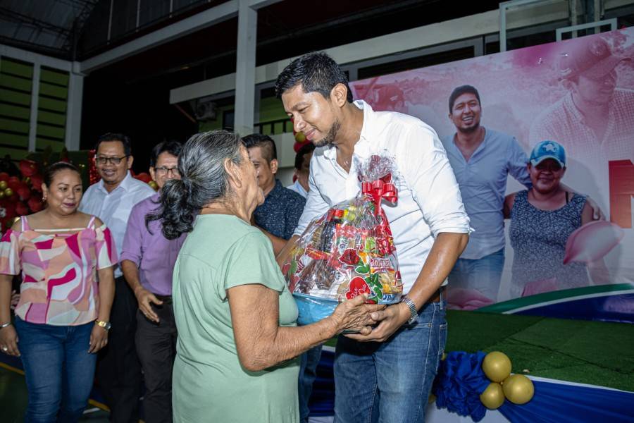 ALCALDE ROY SALDA&Ntilde;A AGASAJ&Oacute; A M&Aacute;S DE 1,500 MAM&Aacute;S ALTO AMAZONENSES POR SU D&Iacute;A