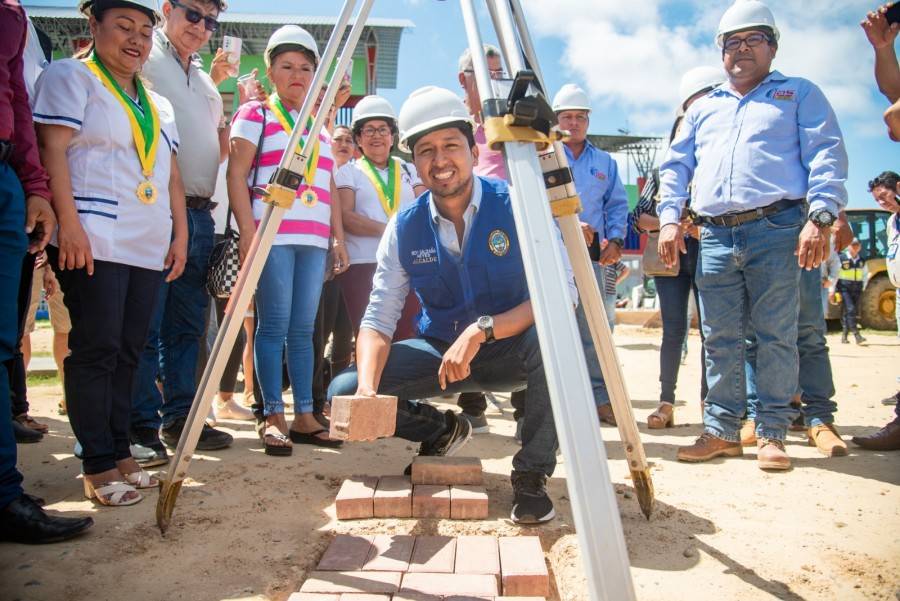 ALCALDE ROY SALDA&Ntilde;A COLOCA LA PRIMERA PIEDRA DE LA OBRA DE LA CALLE 26 DE JULIO Y PSJE. LORETO