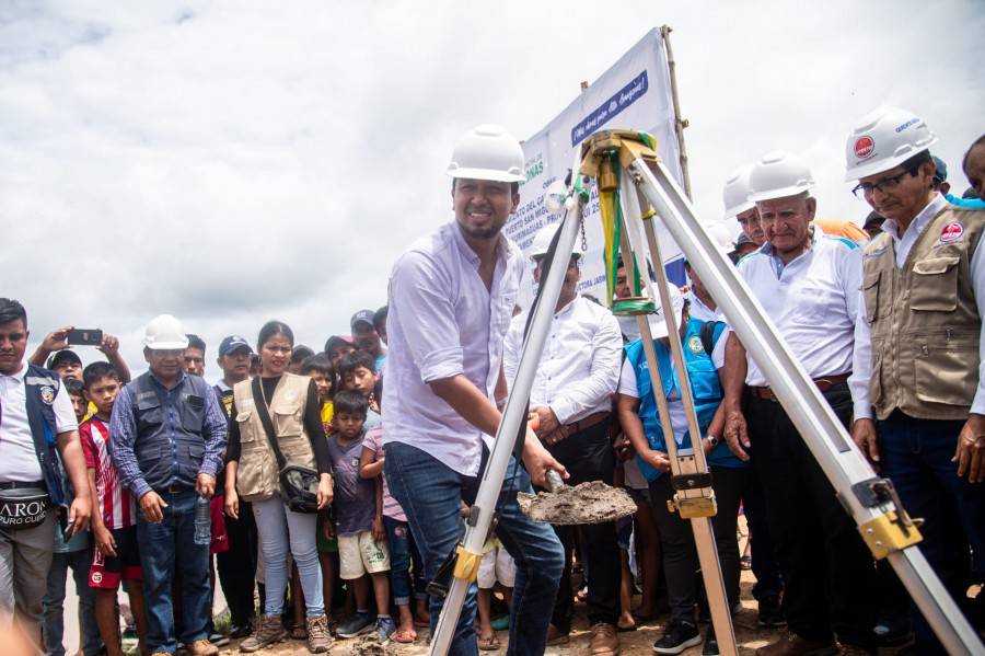 ALCALDE ROY SALDA&Ntilde;A COLOC&Oacute; LA PRIMERA PIEDRA DE LA TROCHA CARROZABLE SHITARI - SANTA MAR&Iacute;A