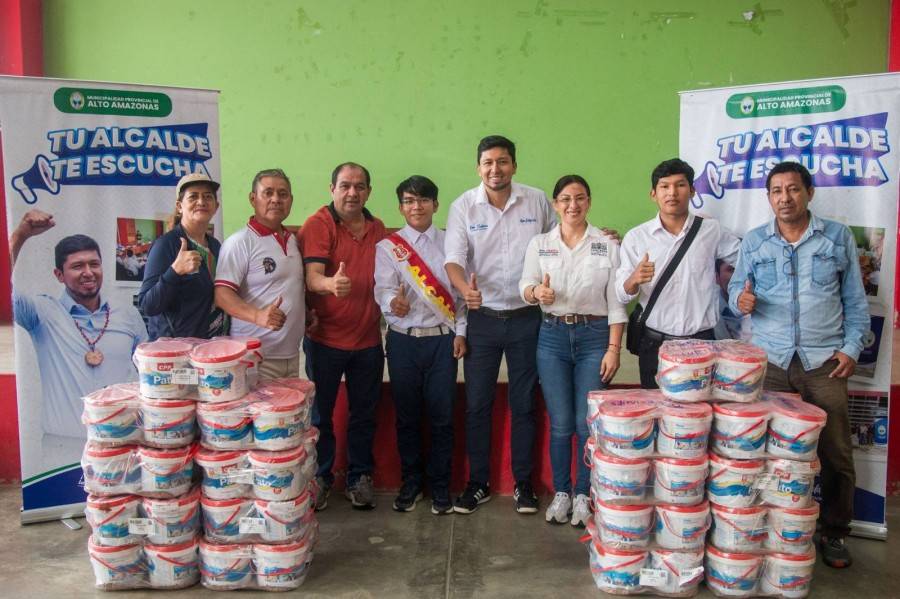 ALCALDE ROY SALDA&Ntilde;A ENTREGA PINTURAS A COLEGIO INDUSTRIAL 029