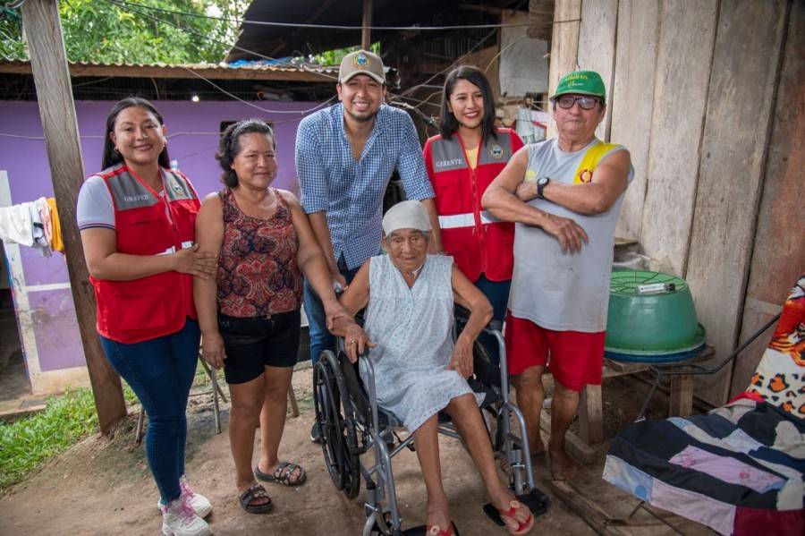 ALCALDE ROY SALDA&Ntilde;A ENTREGA SILLAS DE RUEDAS A PERSONAS CON DISCAPACIDAD