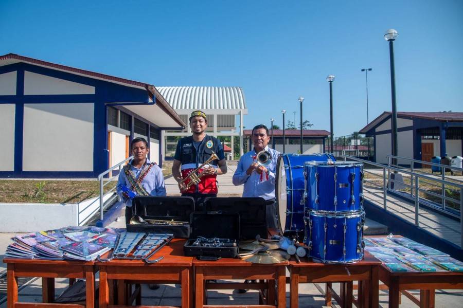 ALCALDE ROY SALDA&Ntilde;A ENTREG&Oacute; BANDA DE PAZ A I.E.P. KUMPANAMA