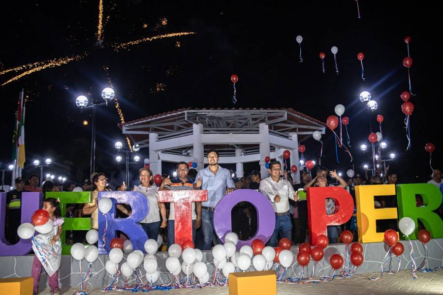 ALCALDE ROY SALDA&Ntilde;A INAUGUR&Oacute; MODERNA PLAZA DE PUERTO PER&Uacute;