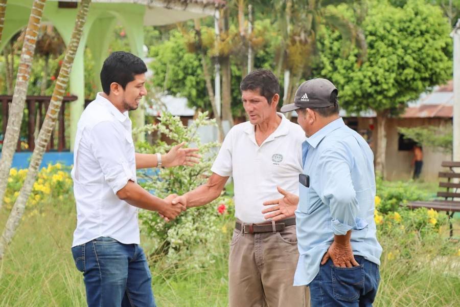 ALCALDE SALDA&Ntilde;A SE RE&Uacute;NE CON PRODUCTORES EN TUPAC AMARU POR MEJORA DE V&Iacute;AS