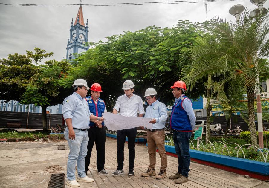 ALCALDE SUPERVISA INICIO DE CONSTRUCCI&Oacute;N DE LA MODERNA PLAZA DE ARMAS
