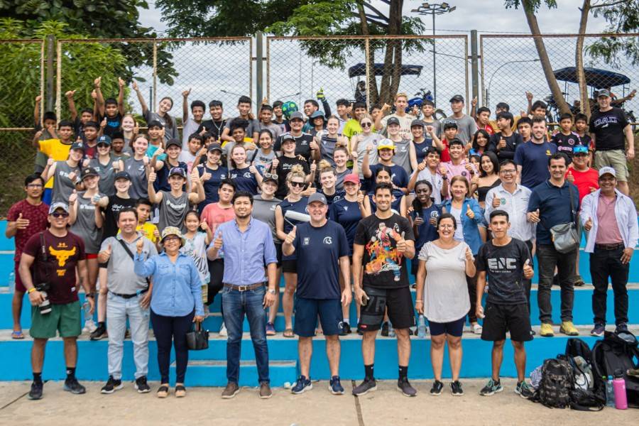 ALCALDE VISITA A DELEGACI&Oacute;N DE J&Oacute;VENES CANADIENSES DE TEAMUP