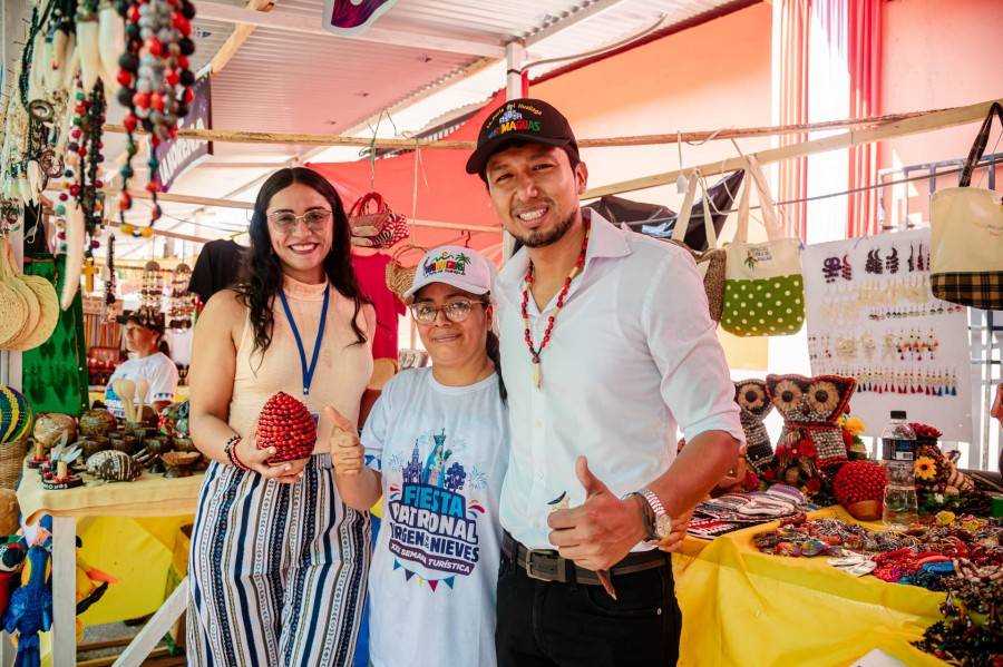 ALCALDE VISITA FERIA ARTESANAL, LITERARIA Y GASTRON&Oacute;MICA