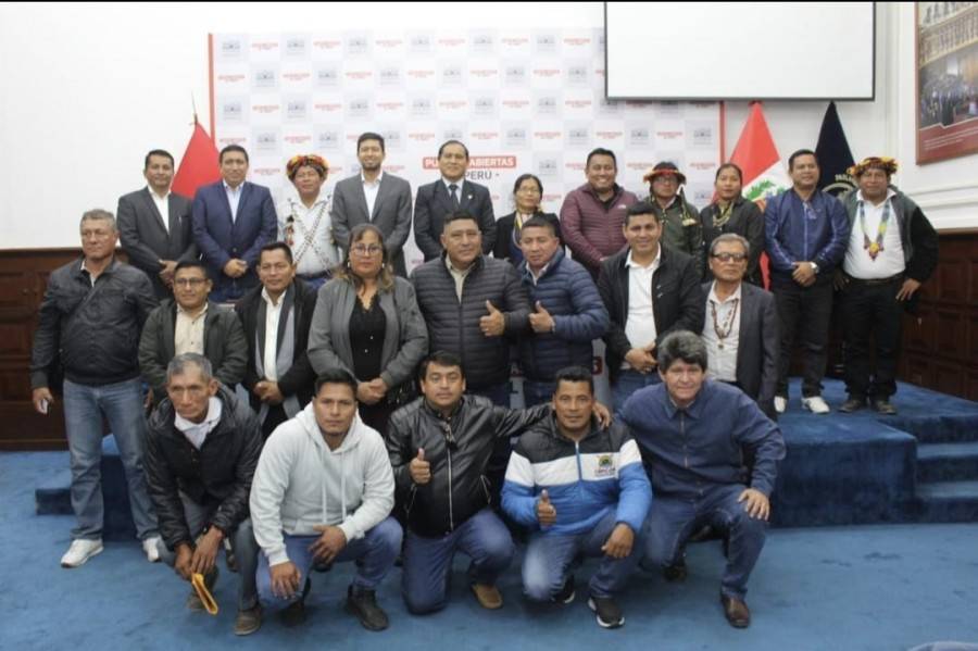 ALCALDE Y MIEMBROS DEL FIDECOMISO IND&Iacute;GENA SE RE&Uacute;NEN CON BANCADA DE CONGRESISTAS