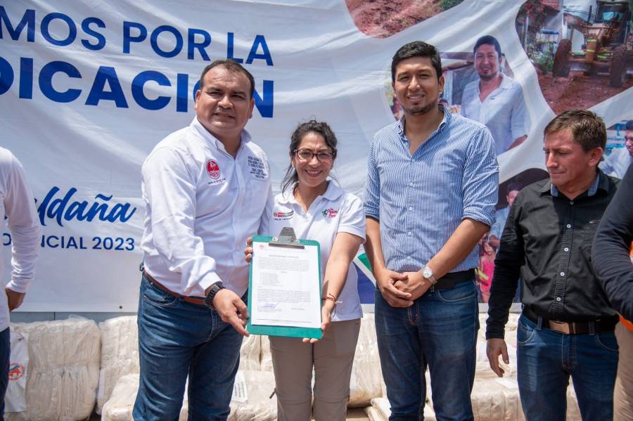 ALCALDE Y MINISTRA DE CULTURA ENTREGARON AYUDA HUMANITARIA A DAMNIFICADOS POR INUNDACIONES