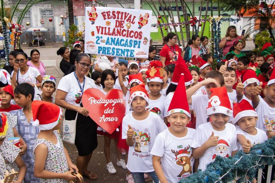 COROS DE NI&Ntilde;OS CANTARON VILLANCICOS EN LA PLAZA DE ARMAS POR NAVIDAD