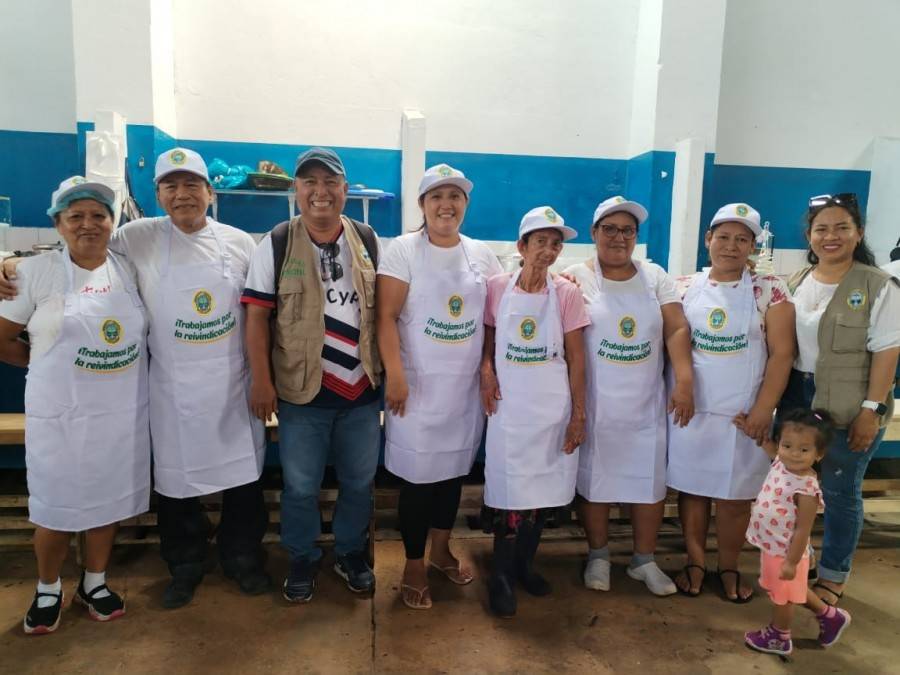 DIVISI&Oacute;N DE SANIDAD MUNICIPAL ENTREG&Oacute; MANDILES Y GORROS A VENDEDORAS