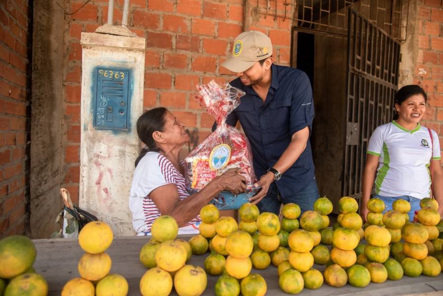 EN EL D&Iacute;A DE LA MADRE, ALCALDE PROVINCIAL REGAL&Oacute; CANASTAS A MAM&Aacute;S HUMILDES