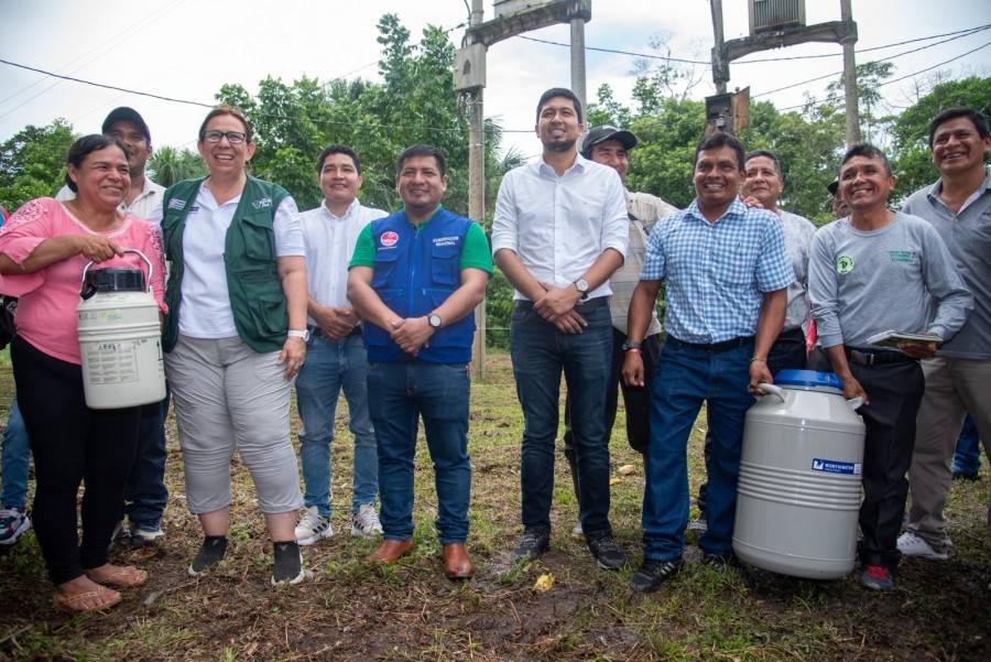 ENTREGA DE PAJILLAS PARA INSEMINACIÓN EN SANTA CRUZ