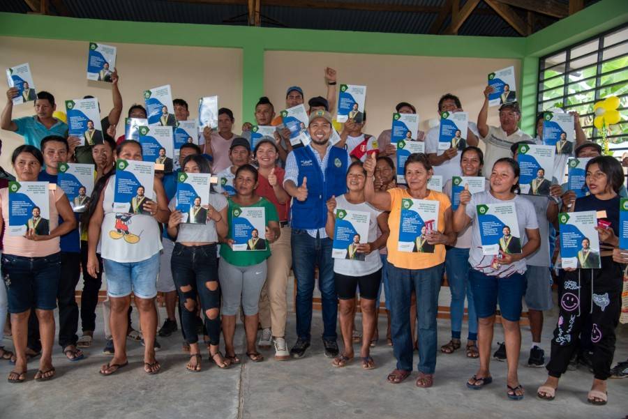 ENTREGA DE T&Iacute;TULOS DE PROPIEDAD EN CASER&Iacute;O MANGUAY POR PARTE DEL ALCALDE