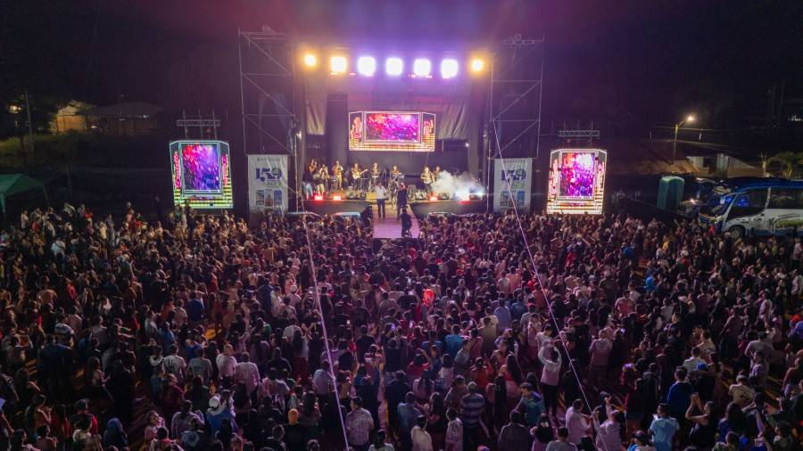 &iexcl;&Eacute;XITO TOTAL! MILES BAILARON Y GOZARON EN LA FIESTA POPULAR