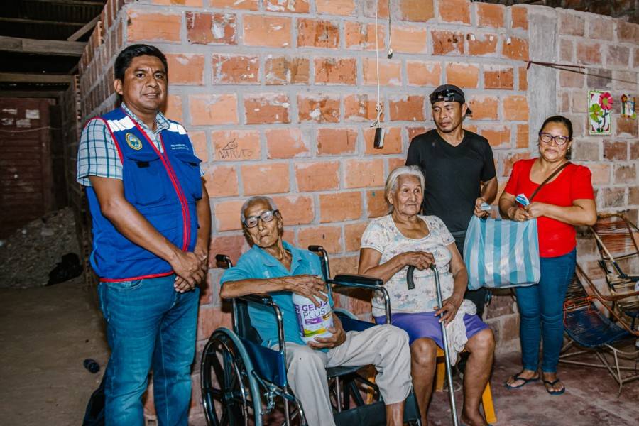 GESTI&Oacute;N DE ALCALDE ENTREGA SILLA DE RUEDAS Y BIENES