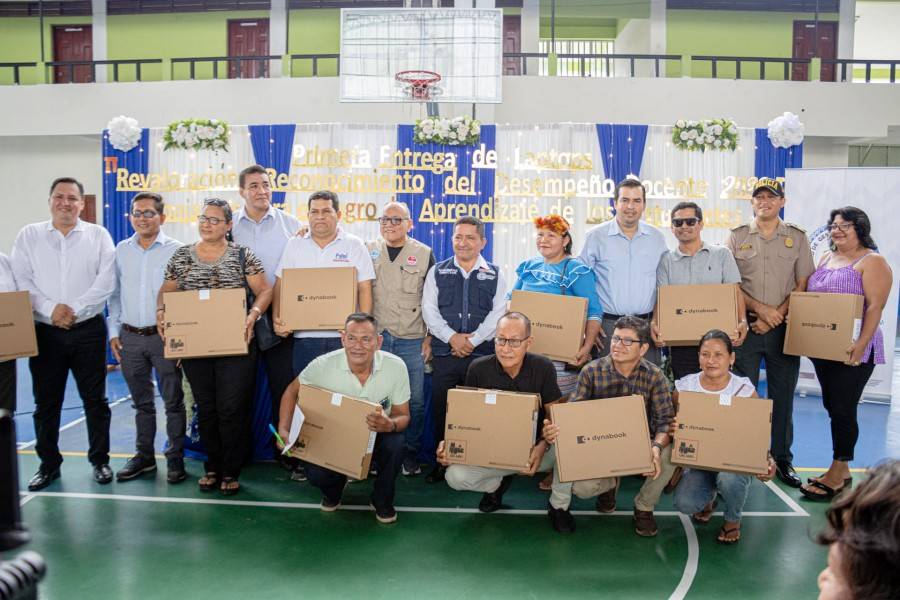 MPAA PRESENTE EN ENTREGA DE 400 LAPTOPS A MAESTROS