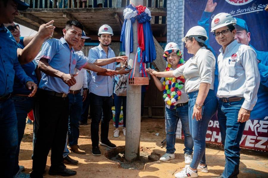 PRIMERA PIEDRA: GESTI&Oacute;N DE ALCALDE DESTRAB&Oacute; Y ACTUALIZ&Oacute; PROYECTO DE ELECTRIFICACI&Oacute;N