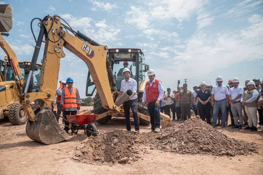 &iexcl;ROY LO HIZO! ALCALDE COLOC&Oacute; PRIMERA PIEDRA DEL AGUA INTEGRAL